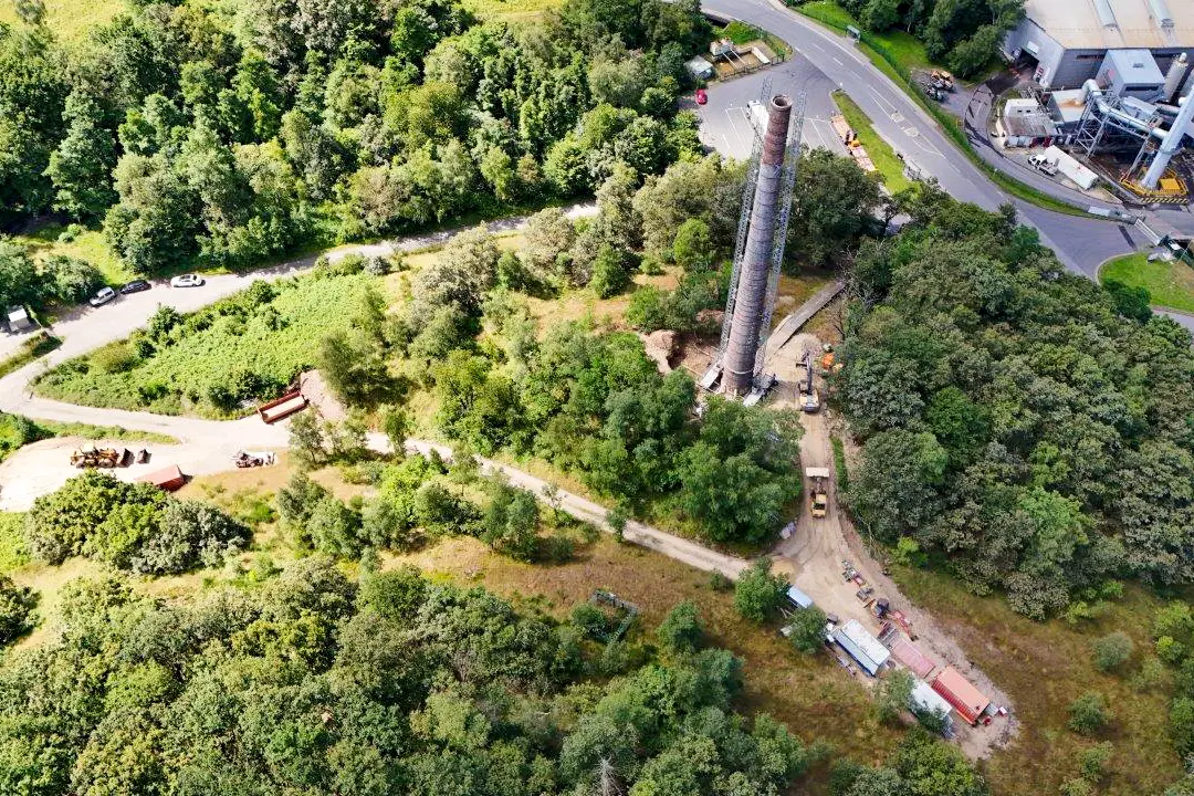 Schornsteinrückbau Westerwald, Industrieschornstein in Beräumen von Kühlturm-Tassenboden