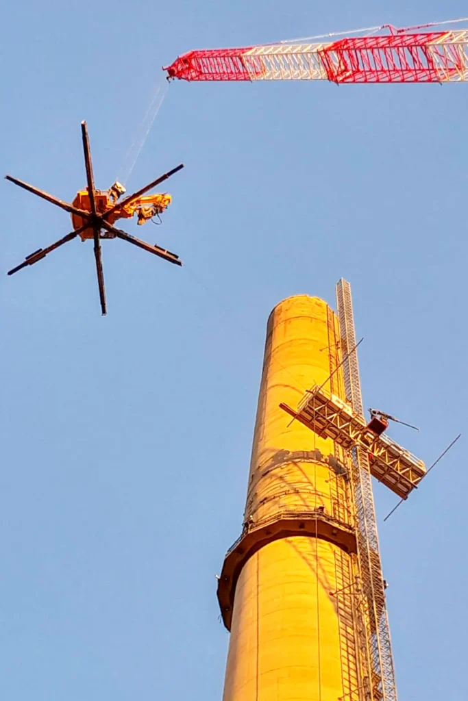 Rückbau einer Schornsteinanlage in Premnitz: Transport und Installation unsers Spinnenbaggers auf Schornsteinmündung